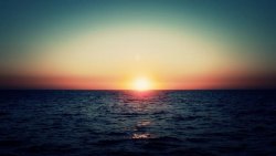 海上的日出海上日出海面光晕高清图片