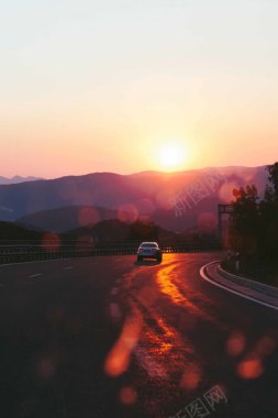 山里的夕阳与汽车背景