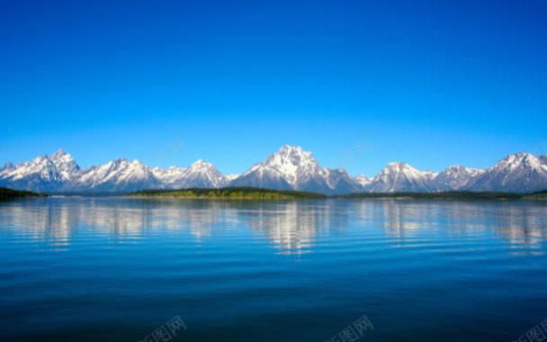 蓝色天空湖面雪山背景