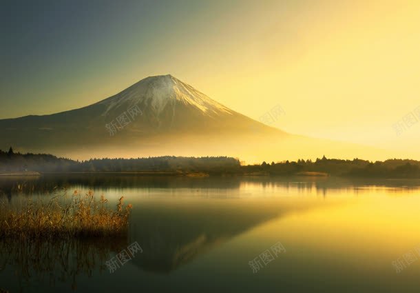 日本富士山黄色天空光效场景jpg设计背景_88icon https://88icon.com 场景 天空 富士山 日本 美丽的富士山 黄色