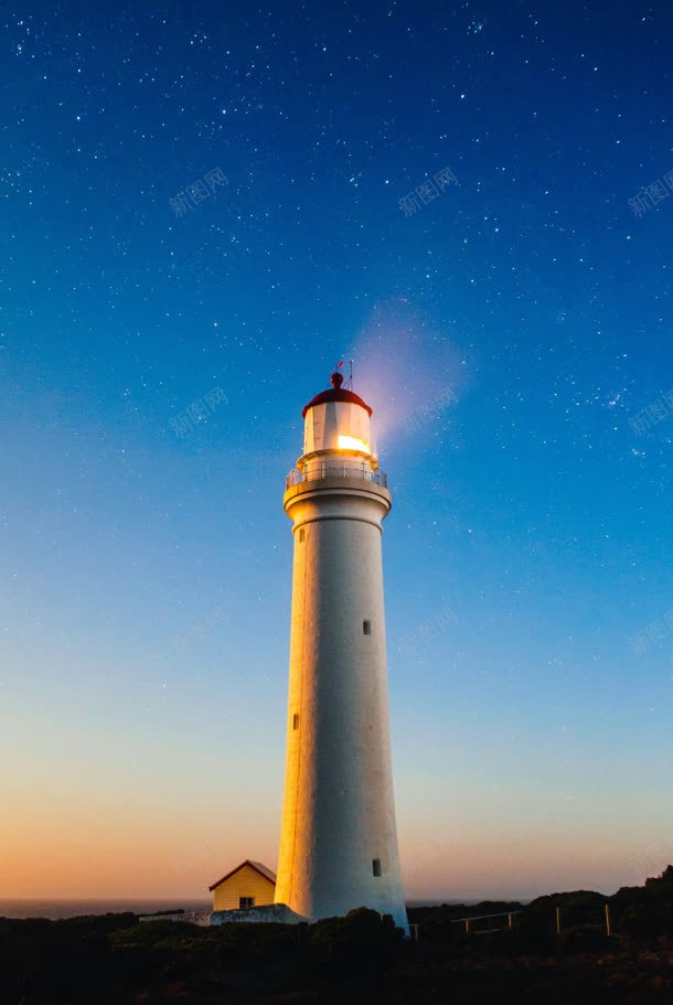 蓝色星空海边灯塔jpg设计背景_88icon https://88icon.com 星空 海边 灯塔 蓝色