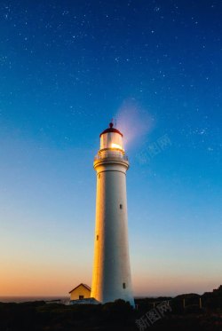 海边星空蓝色星空海边灯塔高清图片