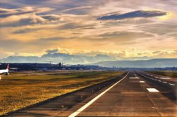 跑道机场夕阳下的航空机场跑道高清图片