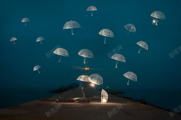 蓝色夜景白色雨伞jpg设计背景_88icon https://88icon.com 夜景 白色 蓝色 雨伞