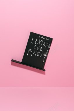 粉色少女黑板背景壁纸背景