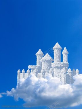蓝天背景下的云拼成的欧洲城堡背景