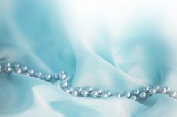 珍珠摄影蓝色丝绸与珠宝首饰高清图片