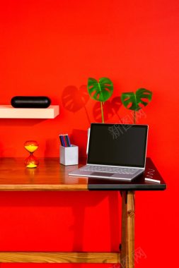 红色壁纸木质办公桌电脑海报背景背景