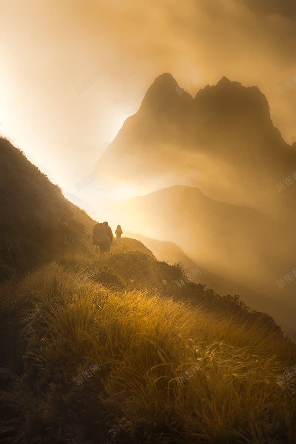 黄色迷雾高山山峦jpg设计背景_88icon https://88icon.com 山峦 迷雾 高山 黄色