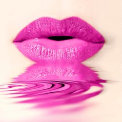 女性红唇带倒景紫色红唇高清图片