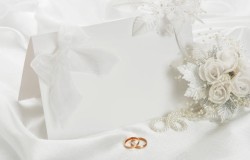 玫瑰珍珠项链婚礼贺卡与戒指高清图片