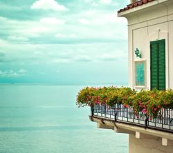 海景房背景欧式建筑海景房阳台高清图片