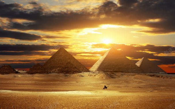 沙漠落日埃及金子塔背景
