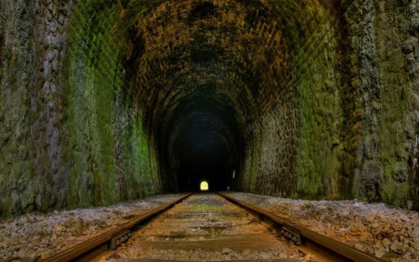 火车隧道拱形绿色背景