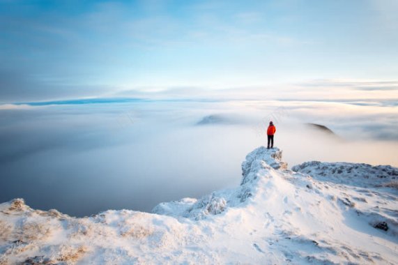站在雪山看远处的雾背景