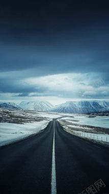 黑色天空雪山公路背景