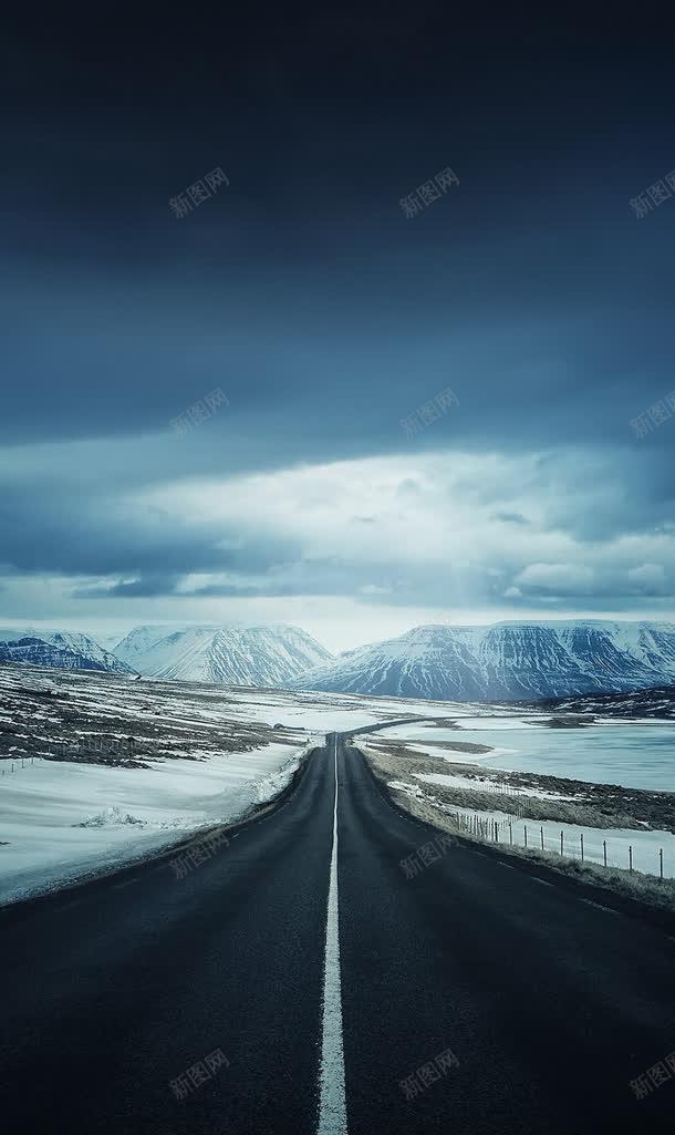 黑色天空雪山公路jpg设计背景_88icon https://88icon.com 公路 天空 雪山 黑色 黑色底图