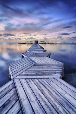 蓝紫色梦幻海面木桥背景