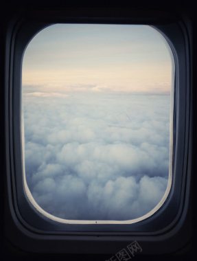透过飞机的窗户看外面的白云背景