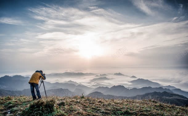 山顶的摄影师海报背景摄影图片