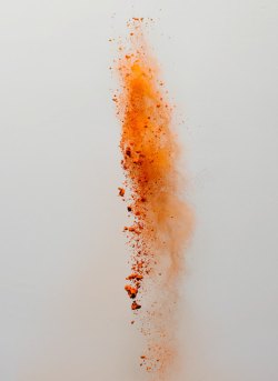 洒洒洋洋洒洒橙色颜料高清图片