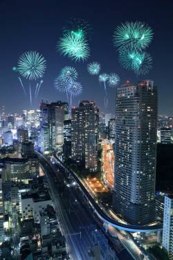 新年城市大楼上空的烟花高清图片