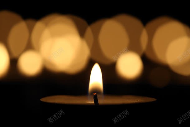 点燃的蜡烛jpg设计背景_88icon https://88icon.com 光线 其它类别 图片素材 火苗 点燃的蜡烛图片 点燃的蜡烛图片素材下载 燃烧 白色 背景花边 蜡烛