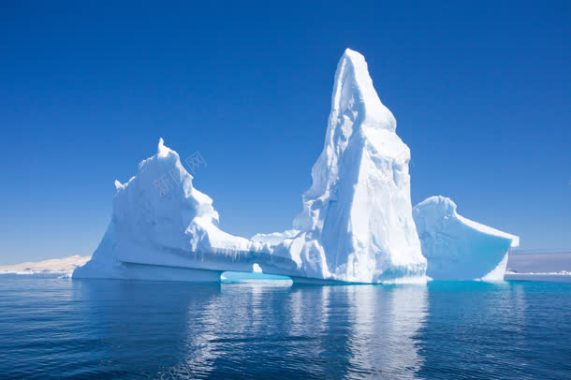 海洋上漂浮的冰山摄影图摄影图片