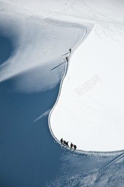 雪山山顶的爬山人海报背景背景