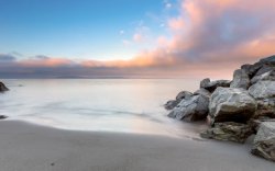 有石头的海边沙滩海边蓝天云朵石头高清图片