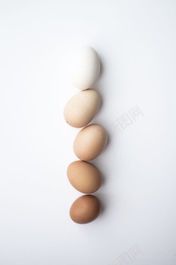 三个排列有序的鸡蛋背景
