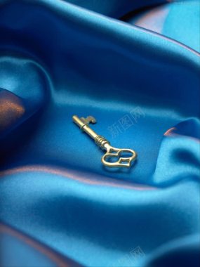 蓝色质感布料金色钥匙背景