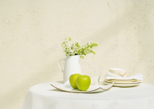 白色餐桌上的绿苹果海报背景背景