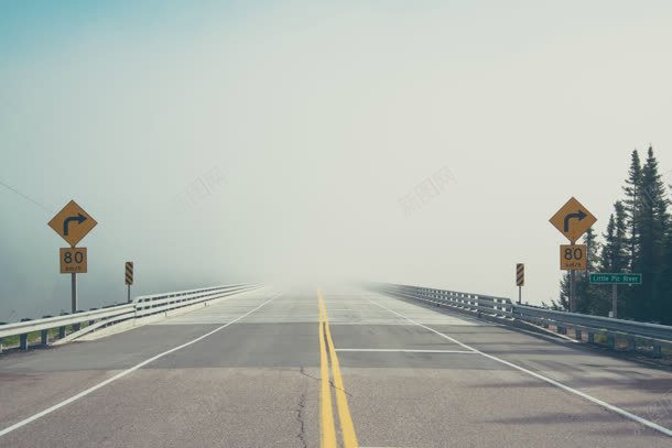 雾蒙蒙的高速公路jpg设计背景_88icon https://88icon.com 雾蒙蒙 高速公路