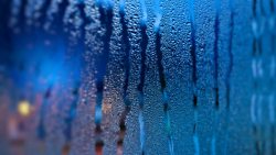 蓝色玻璃上的冰花图片蓝色玻璃上的水雾海报背景高清图片