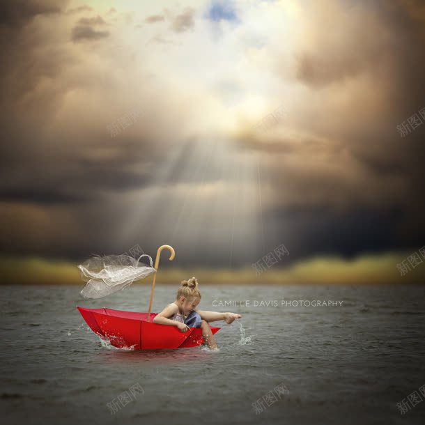 海面红色雨伞女孩jpg设计背景_88icon https://88icon.com 女孩 海面 红色 雨伞