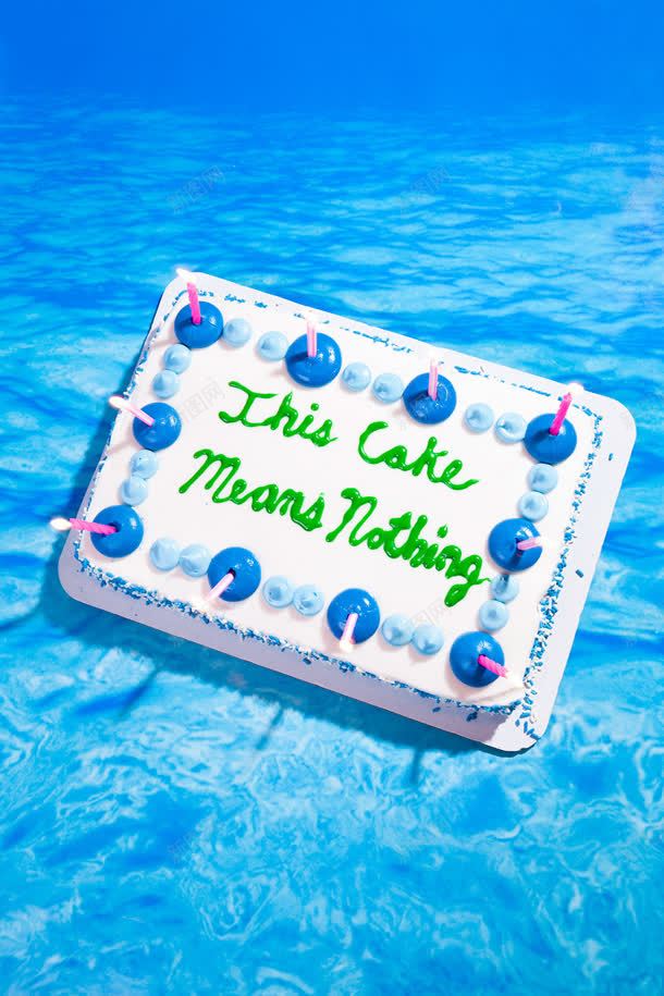 蓝色水面上的蛋糕海报背景jpg设计背景_88icon https://88icon.com 水面 海报 背景 蓝色 蛋糕
