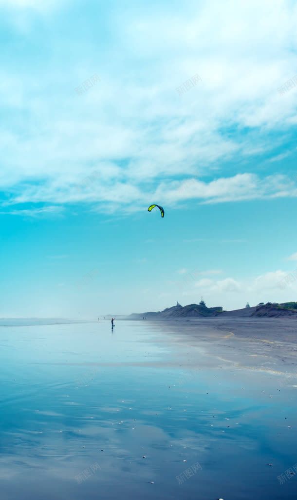 天空海岸放风筝的人海报背景jpg设计背景_88icon https://88icon.com 天空 海岸 海报 背景 风筝