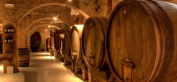 红酒组成的法国法国橡木桶高清图片