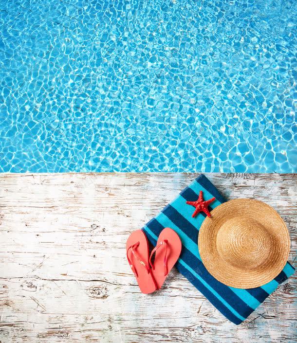 木板上的拖鞋jpg设计背景_88icon https://88icon.com 其它类别 图片素材 帽子 拖鞋 木板上的拖鞋图片 木板上的拖鞋图片素材下载 毛巾 水 海星 游泳池 背景花边 蓝色