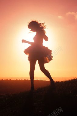 夕阳下跳舞的女孩海报背景背景