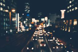 城市夜晚的灯火模糊的夜晚城市立交桥海报背景高清图片