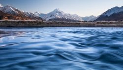 高清彩色电视机雪山蓝天白云雪山湖水高清图片