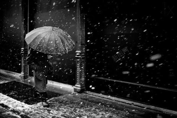 黑色下雪的街道雨伞背景