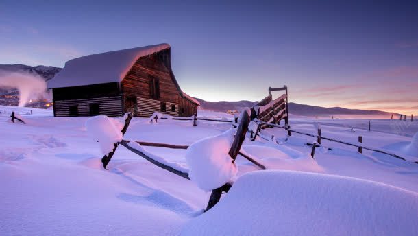 紫色天空雪地房屋背景