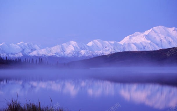 蓝天下的雪山海水背景