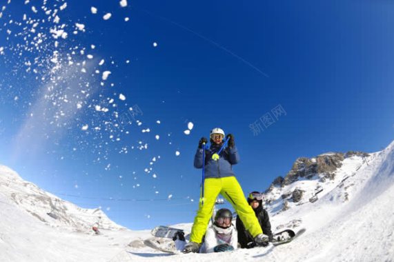 雪山滑雪者海报背景背景