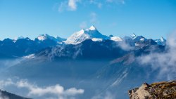 蓝天白云雪山云雾背景