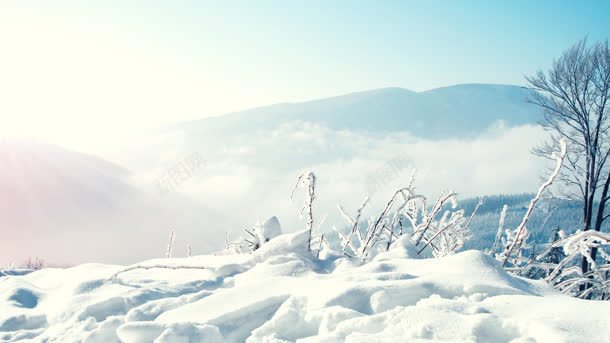 阳光照射下的雪山海报背景背景