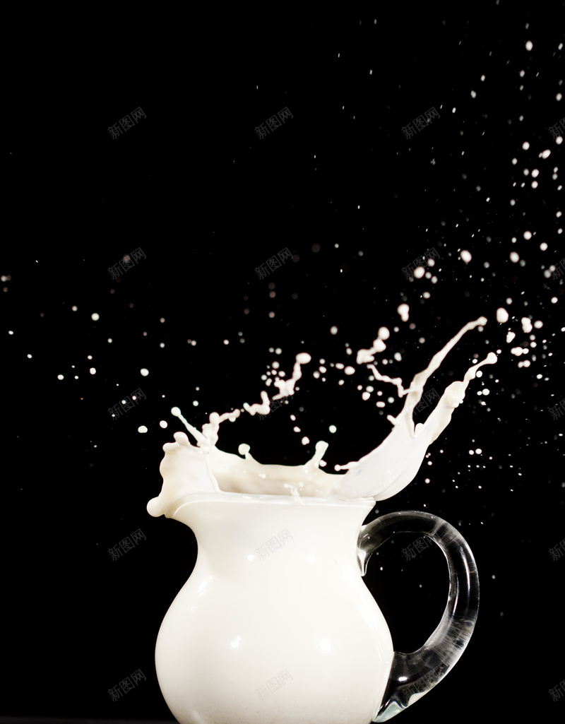 一杯牛奶背景jpg设计背景_88icon https://88icon.com 小清新 文艺 液体 牛奶 玻璃杯 白色 简约 背景 飞溅 饮品 饮料 黑色